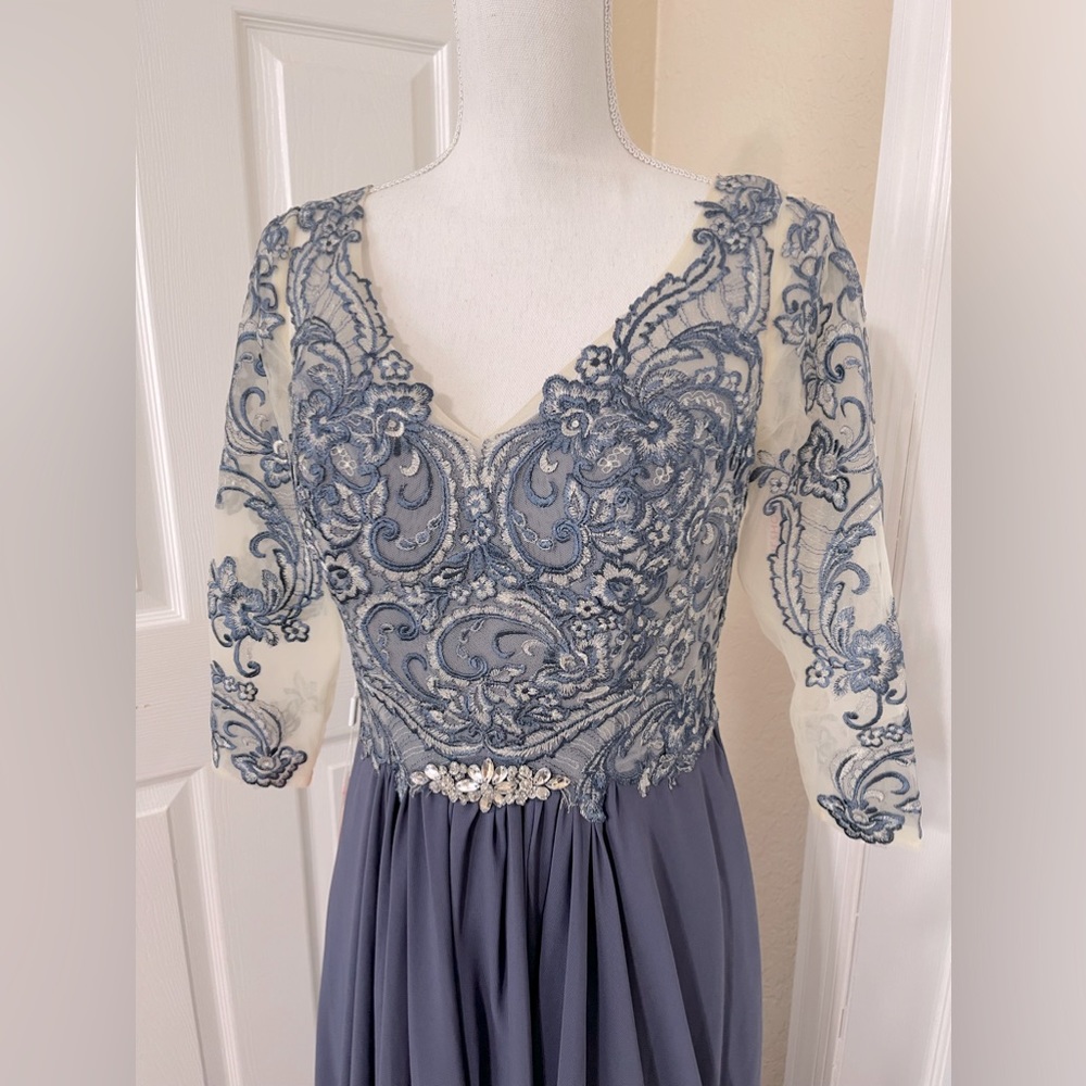 Elegant Lace Appliqué V-Neck Wedding Dress in Dusty Blue and Ivory